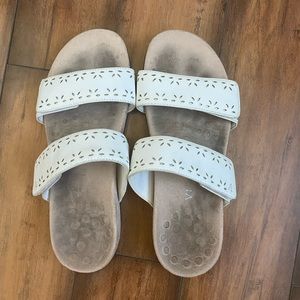 White size 9 vionic sandals